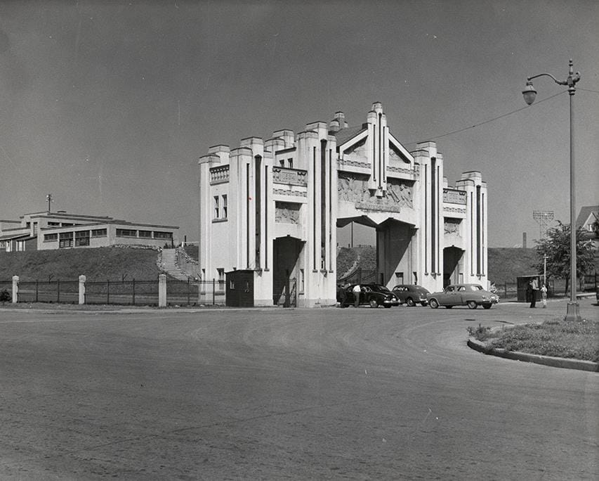 Porte Pacifique-Duplessis avec voitures 1955-1960